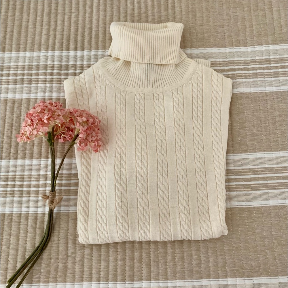 Like new TOMMY HILFIGER cream turtleneck - Picture 2 of 7